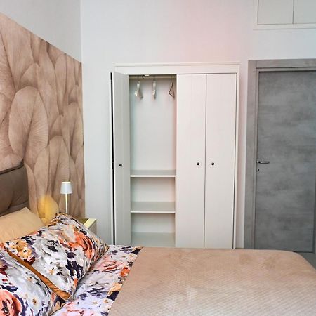 Victry'S Houses Chiaia Napoli Bagian luar foto